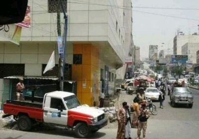 بسبب تحرش بفتاة.. اندلاع اشتباكات عنيفة بأحد شوارع تعز