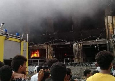 حريق هائل يلتهم مول تجاري في الممدارة بالشيخ عثمان (صور)