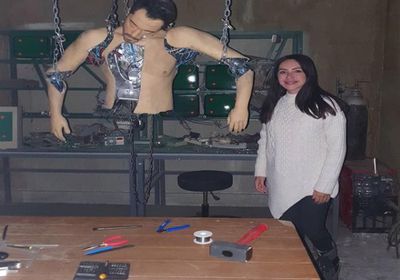 "النسخة الروبوت من جوزي".. إنجي علاء تنشر صورة جديدة من كواليس "النهاية&ldquo;