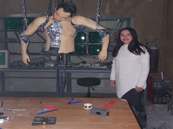 "النسخة الروبوت من جوزي".. إنجي علاء تنشر صورة جديدة من كواليس "النهاية&ldquo;