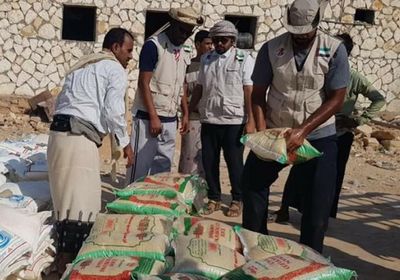 قافلة إماراتية تتجه لإغاثة أسر بالساحل الغربي لسقطرى (صور)