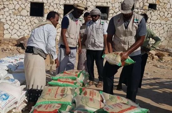 قافلة إماراتية تتجه لإغاثة أسر بالساحل الغربي لسقطرى (صور)