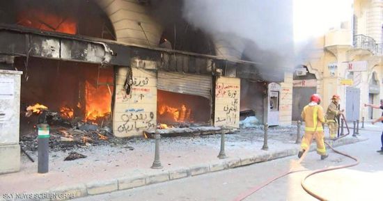  محتجون لبنانيون يضرمون النار بمصارف في طرابلس