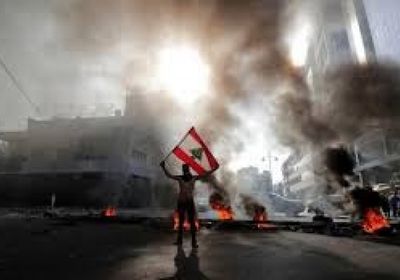  متظاهرون لبنانيون يقطعون الطرقات وسط بيروت
