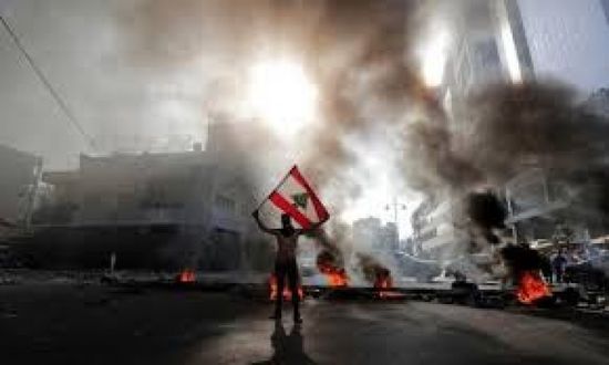  متظاهرون لبنانيون يقطعون الطرقات وسط بيروت