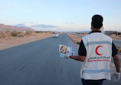 بمكرمة إماراتية.. توزيع 600 وجبة إفطار في عتق (صور)