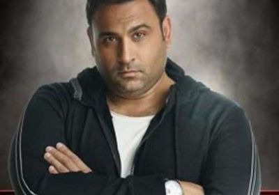 أكرم حسني يقدم واجب العزاء في خال أحمد وكريم فهمي