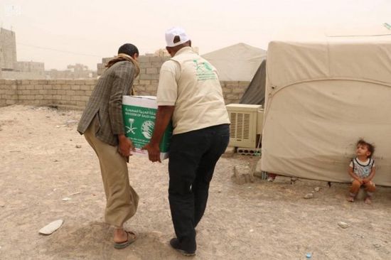 مركز الملك سلمان يوزع 670 سلة رمضانية بمأرب