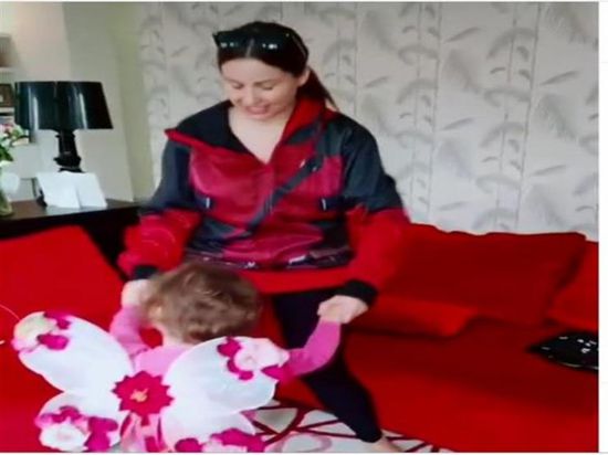 في يوم الرقص العالمي.. ريا ابي راشد تشارك جمهورها بفيديو راقص مع ابنتها