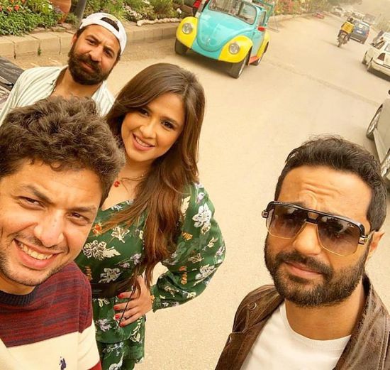 ياسمين عبدالعزيز بصحبة كريم فهمي في كواليس "ونحب تاني ليه"