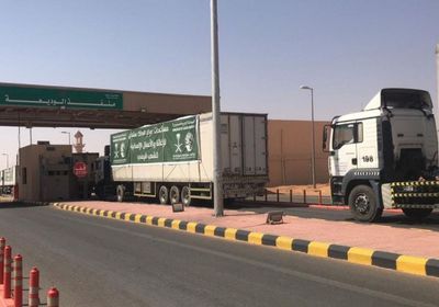 مئات أطنان المساعدات السعودية تتجه للعاصمة عدن ومحافظتين