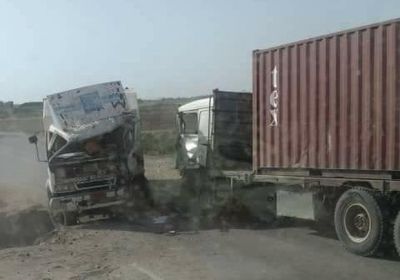 تصادم شاحنتين شرق الحديدة بسبب خنادق الحوثي