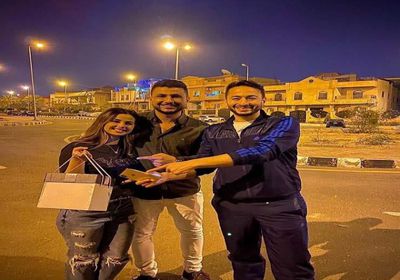 حمادة هلال يحتفل بعيد ميلاد منة عرفة