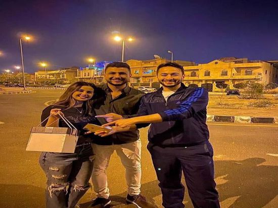 حمادة هلال يحتفل بعيد ميلاد منة عرفة