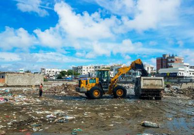 البرنامج السعودي يرفع أكوام المخلفات من خورمكسر (صور)