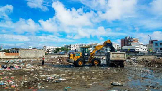 البرنامج السعودي يرفع أكوام المخلفات من خورمكسر (صور)