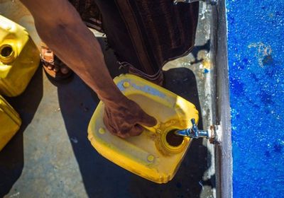 الهجرة الدولية توفر شاحنات لنقل المياه للخوخة وحيس