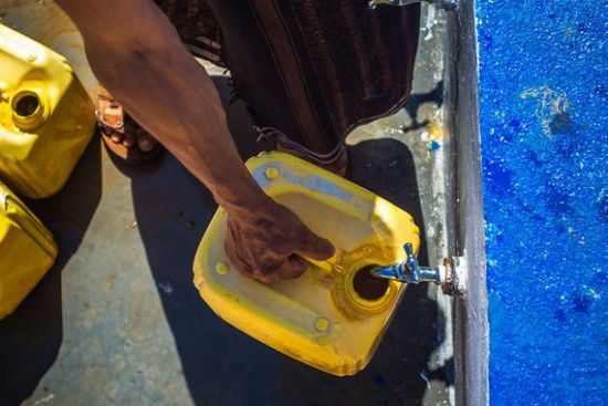 الهجرة الدولية توفر شاحنات لنقل المياه للخوخة وحيس