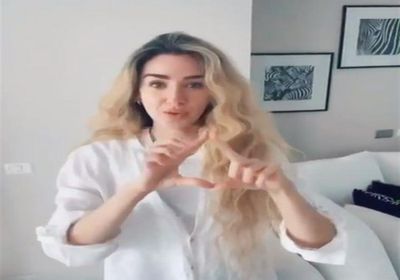 بالفيديو.. هنا الزاهد تغني بلغة الإشارة