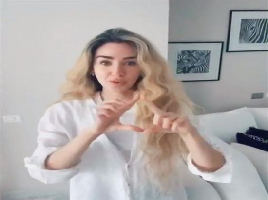 بالفيديو.. هنا الزاهد تغني بلغة الإشارة