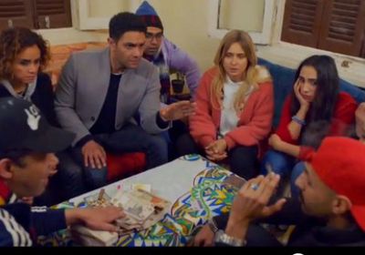 آسر ياسين يمازح جمهوره بمشهد من مسلسل "بـ 100 وش"