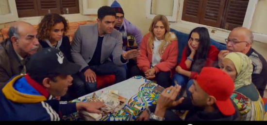 آسر ياسين يمازح جمهوره بمشهد من مسلسل "بـ 100 وش"