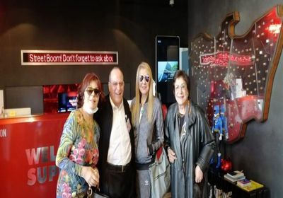 صادق الصباح يحتفل مع نجمات "سكر زيادة" بانتهاء التصوير