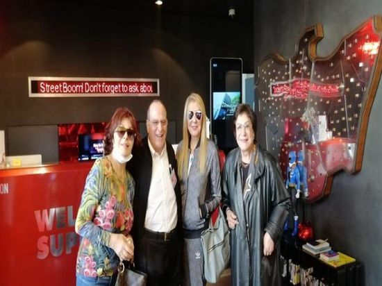 صادق الصباح يحتفل مع نجمات "سكر زيادة" بانتهاء التصوير