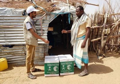 مساعدات غذائية لـ500 أسرة نازحة من الجوف