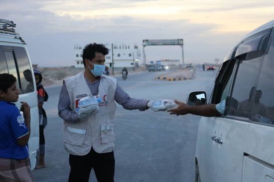 لليوم التاسع.. الهلال الإماراتي يوزع 600 وجبة إفطار بعتق