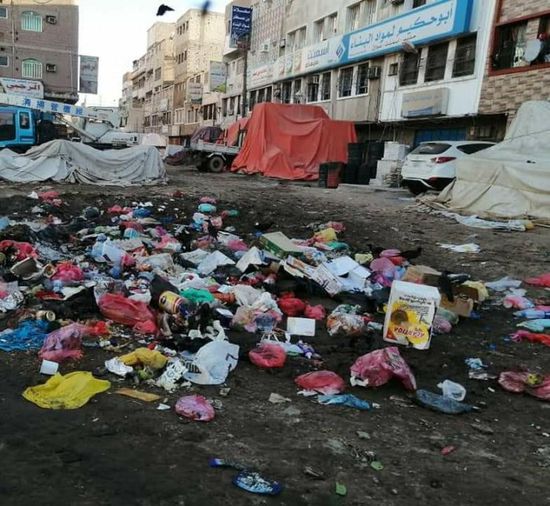 بالصور.. تكدس أكوام القمامة بشوارع الشيخ عثمان