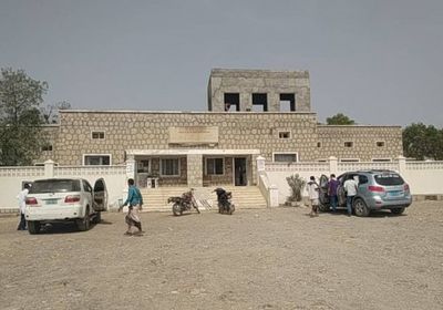 حفرة تبتلع شابا في حبيل الجبر