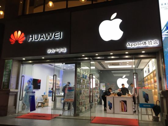  صراع "صيني أمريكي" على سوق الهواتف الذكية بالصين
