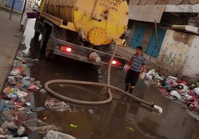 إزالة مياه الصرف ببعض شوارع الشيخ عثمان