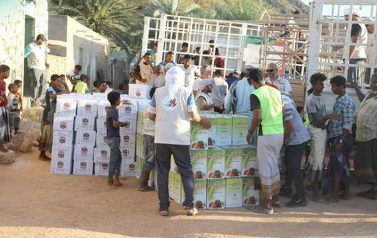 مساعدات الإمارات الرمضانية تصل مناطق جديدة بسقطرى (صور)