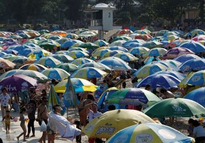  برغم جائحة كورونا.. خروج متزايد للمواطنين في هونج كونج إلى الشواطئ