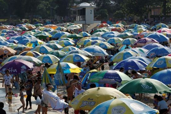  برغم جائحة كورونا.. خروج متزايد للمواطنين في هونج كونج إلى الشواطئ