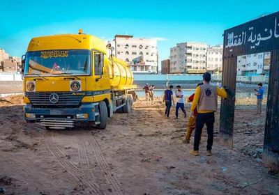 بالصور..حملة شبابية لإزالة مخلفات الأمطار بالعاصمة عدن