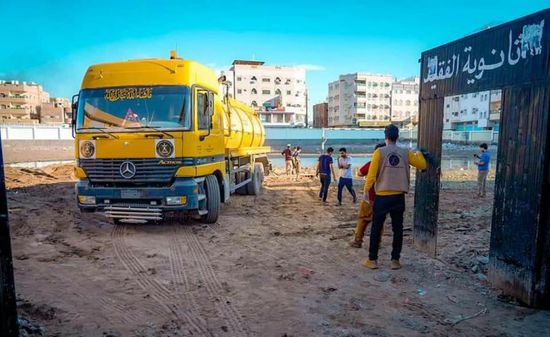 بالصور..حملة شبابية لإزالة مخلفات الأمطار بالعاصمة عدن