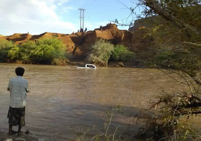 إنقاذ ركاب سيارة جرفتها السيول بوادي حضرموت