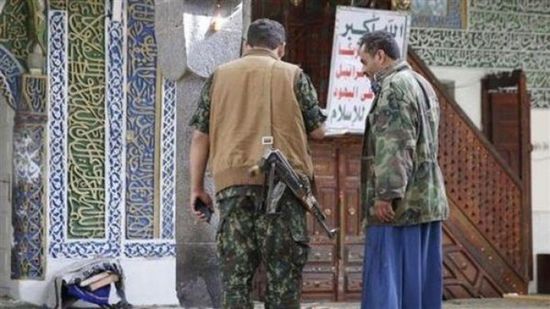 مليشيا الحوثي تحتجز مصلين في مسجد بعد الاشتباه بحالة كورونا