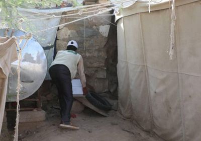 3125 أسرة نازحة إلى مأرب تتلقى مساعدات غذائية