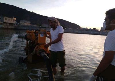 أمن عدن يتدخل لإزالة المياه الراكدة في "صلاح الدين"