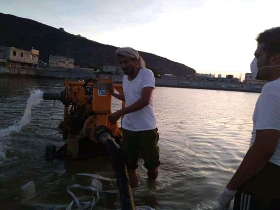 أمن عدن يتدخل لإزالة المياه الراكدة في "صلاح الدين"