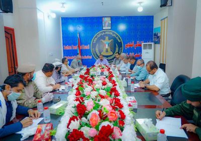 "الإدارة الذاتية" تبحث مع "مديري عدن" تحسين الأوضاع الخدمية