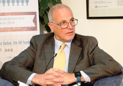 السفير البريطاني يدعو إلى وقف التحشيد في البيضاء