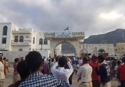 بالصور.. حشود غاضبة تقتحم ديوان محافظة سقطرى