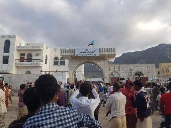 بالصور.. حشود غاضبة تقتحم ديوان محافظة سقطرى