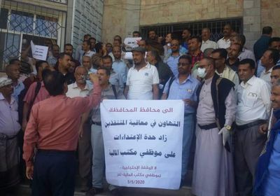 موظفو "مالية تعز" يهددون بإضراب بعد اعتداءات مليشيا الإخوان (صور)