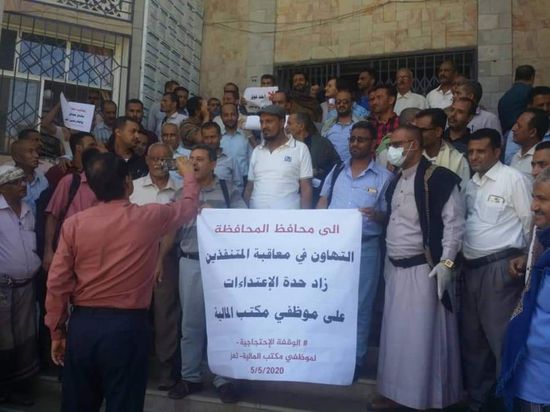 موظفو "مالية تعز" يهددون بإضراب بعد اعتداءات مليشيا الإخوان (صور)